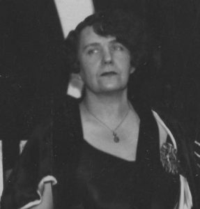 Zofia Nałkowska z odznaką Polskiej Akademii Literatury